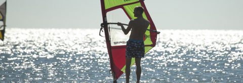 monitor dando clase de windsurf en Isla Canela y Punta del Moral , Huelva con Kanela Sailing School