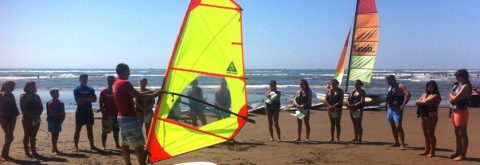 Alumna navega en windsurf en Punta del Moral , Huelva con Kanela Sailing School
