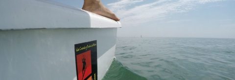 Barco navega con viento de poniente en Huelva