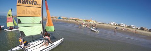 catamarán navegando en Punta del Moral , Huelva con Kanela Sailing School