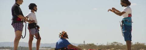 uno de nuestros alumnos en un curso de kitesurf