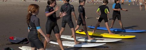 grupo de surf en Punta del Moral , Huelva con Kanela Sailing School