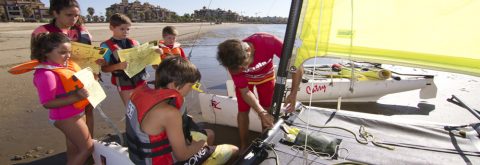niños navegan en Catamarán infantil en Isla Canela , Huelva con Kanela Sailing School