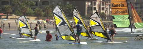 Alumna navega en windsurf en Punta del Moral , Huelva con Kanela Sailing School