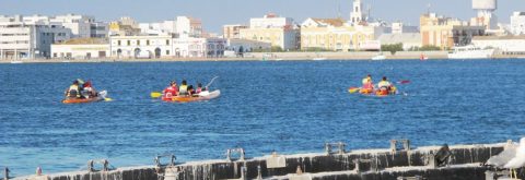 Grupo pasea en Paddle surf en Isla canela y Punta del Moral. Huelva con Kanela Sailing School